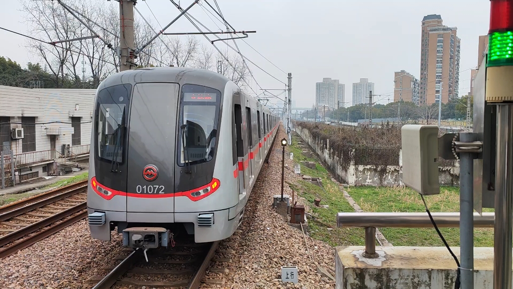 上海地铁1号线钢铁侠一世列车出莲花路,往富锦路