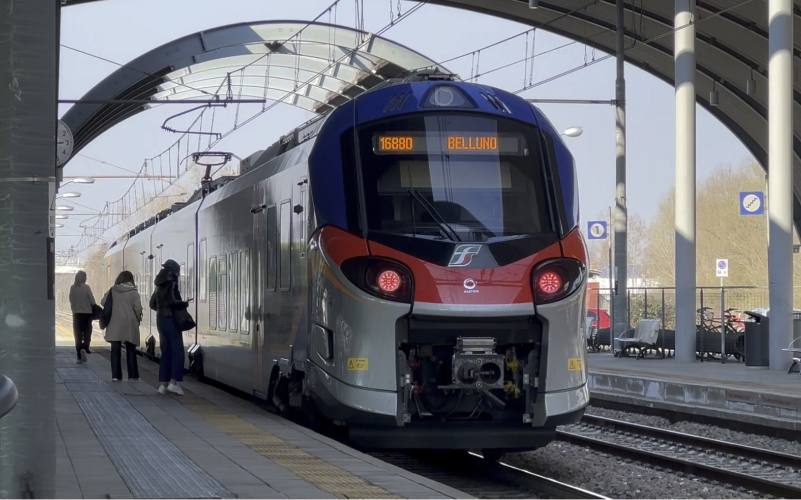 意大利铁路regionale 16880次etr104型列车127号车进入 离开ve mestre