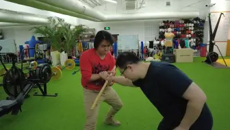 利用棍子锁腕，长短都可以