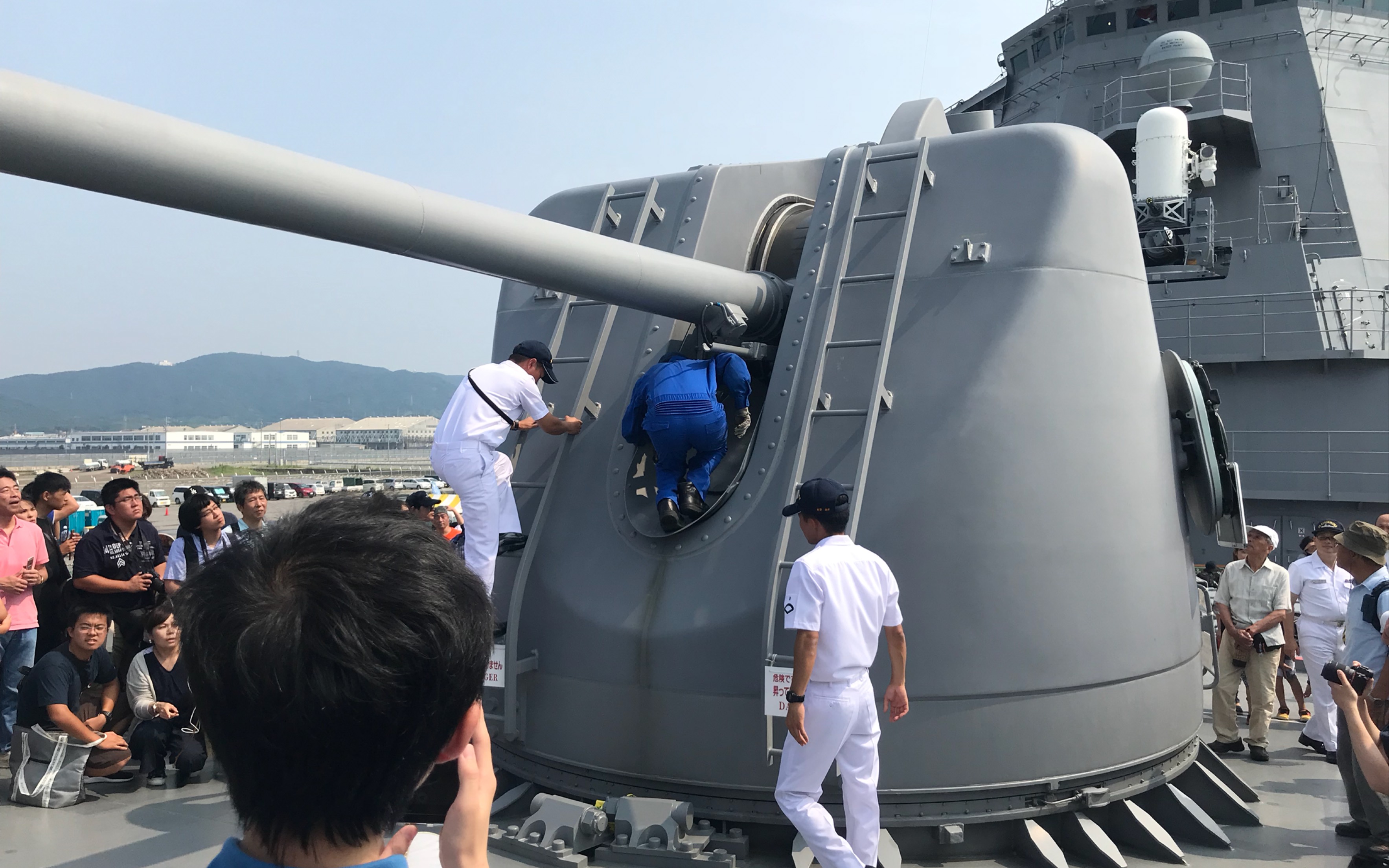 海上自衛隊霧島號護衛艦奧托佈雷達127毫米艦炮展示