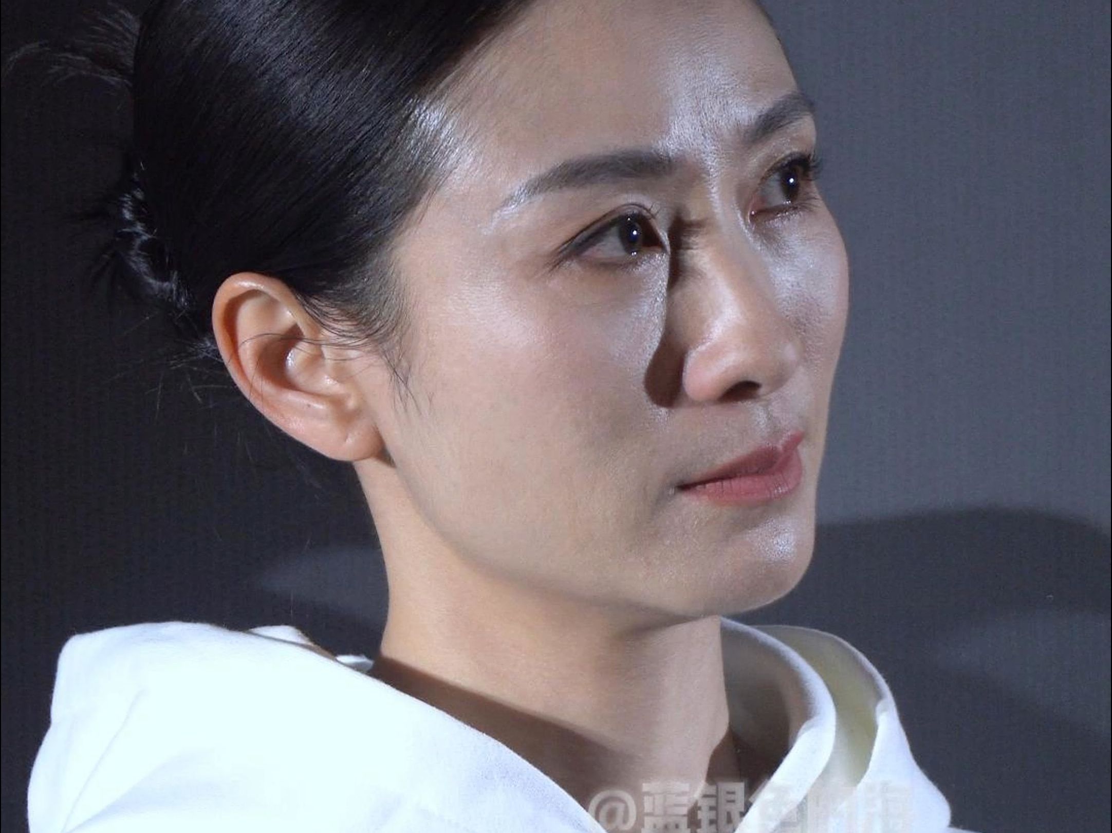 陶昕然听单亲妈妈分享自身经历时红了眼眶 发言的单亲妈妈现场感谢