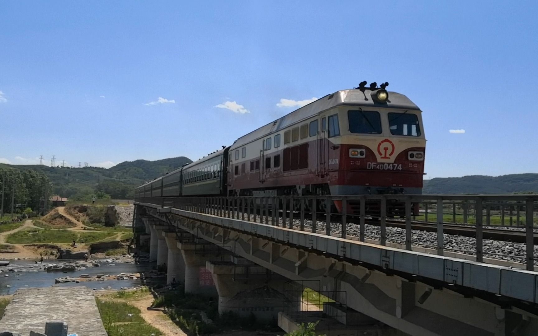 夏日午后,绿皮,内燃机车 长甸站始发的4326次列车通过沈丹线223号桥