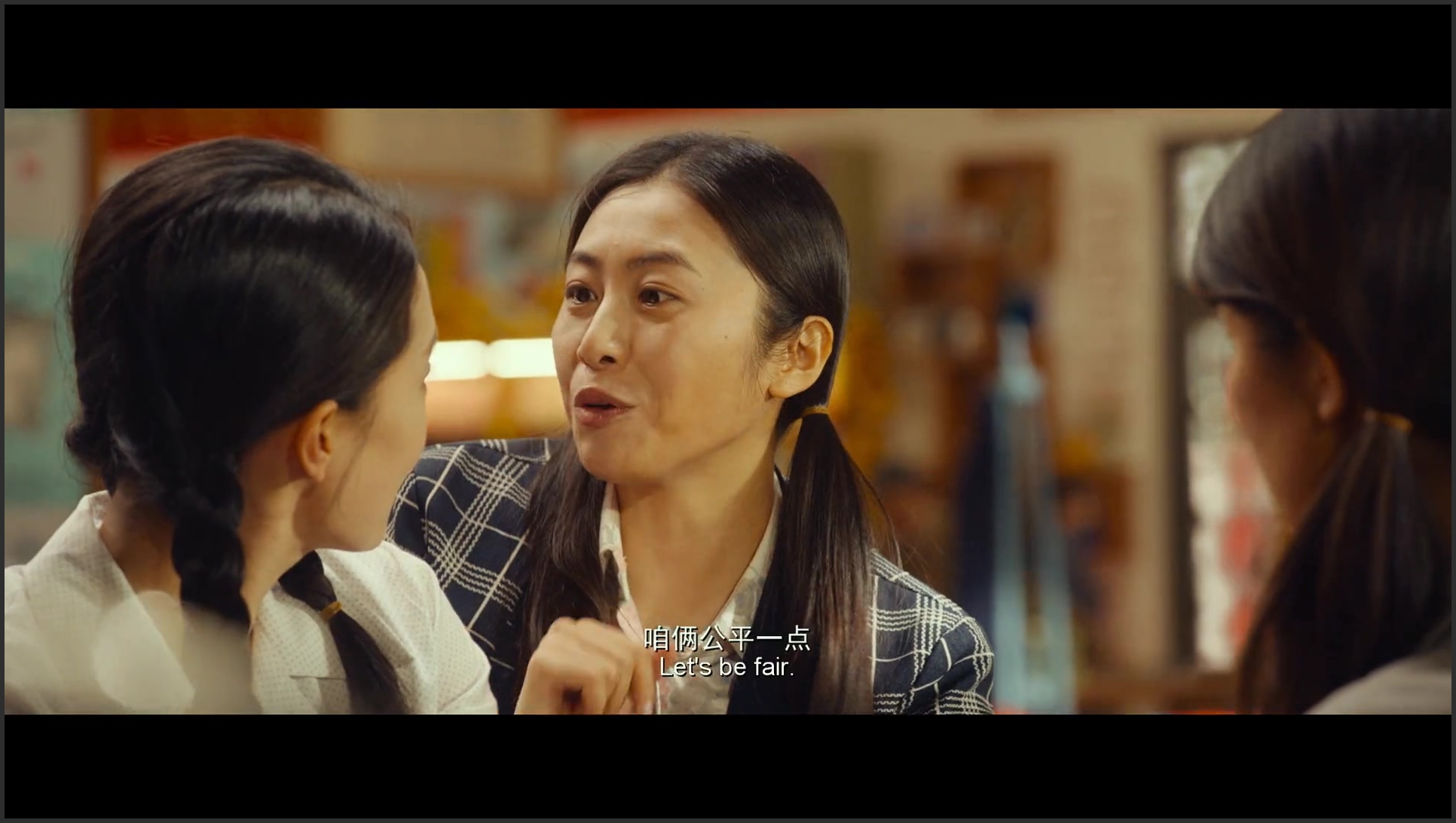 影视:为给母亲抢购电视,姑娘假扮盲人,这段经典好笑