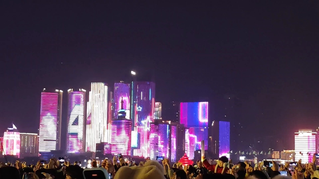 来喽,五四广场跨年夜!激情演唱会,无敌灯光秀,以及美丽的烟花表演