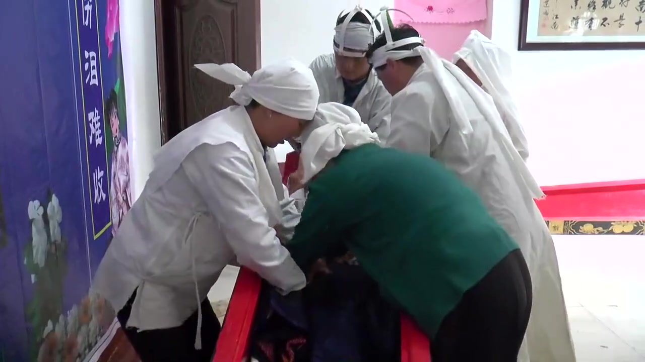 山西农村白事入殓习俗这场面有点感人走好