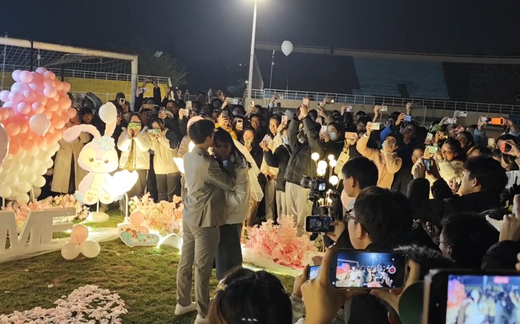 西安西北大学长安校区,校操场上男生向女友求婚,引上百名学生围观送
