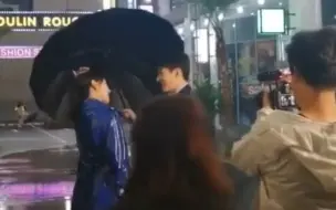 Tải video: 《夜色暗涌时》路透花絮！刘学义直男式打伞，害惨张予曦！雕帝呀 你这样是会找不到女朋友的 ！