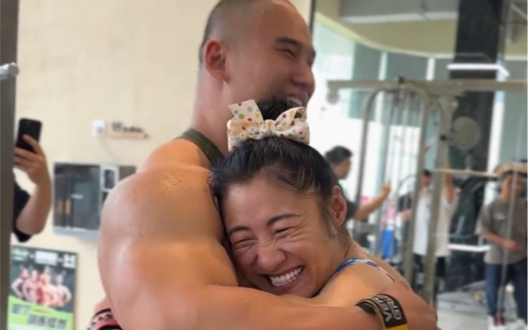 平云龙卞瑞英背部约练,龙哥直呼:英英的力量超乎我的想象!