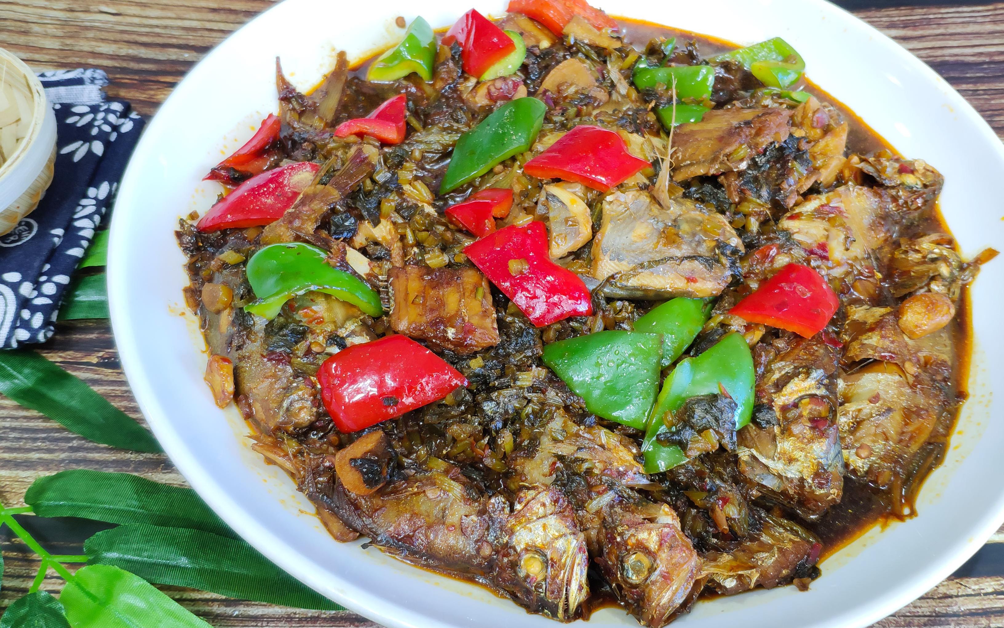 红烧海杂鱼多种鱼肉混合在一起鲜美入味看着都流口水