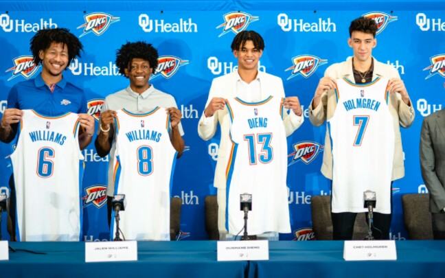 雷霆四少领取新球衣