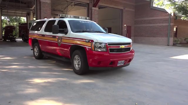 美国消防局的消防队的雪佛兰萨博班消防指挥车的警报器测试