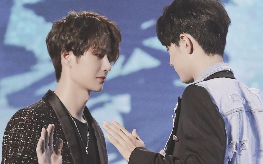 肖战王一博陈情令握手合集,原来两个男孩子的感情,也会让人这么羡慕