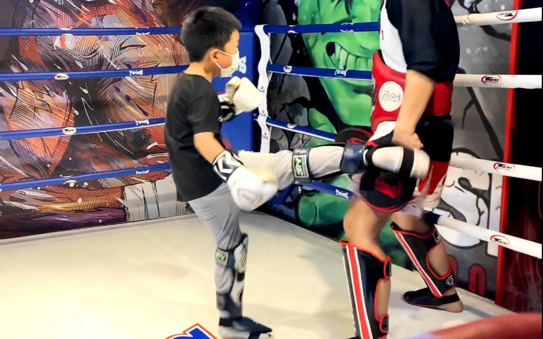 哥哥的右鞭腿进步飞快,非常有力量,踢在手靶上的声音巨大