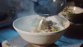 吃油泼面名场面！据说导演组都馋坏了，一连吃了好几大碗