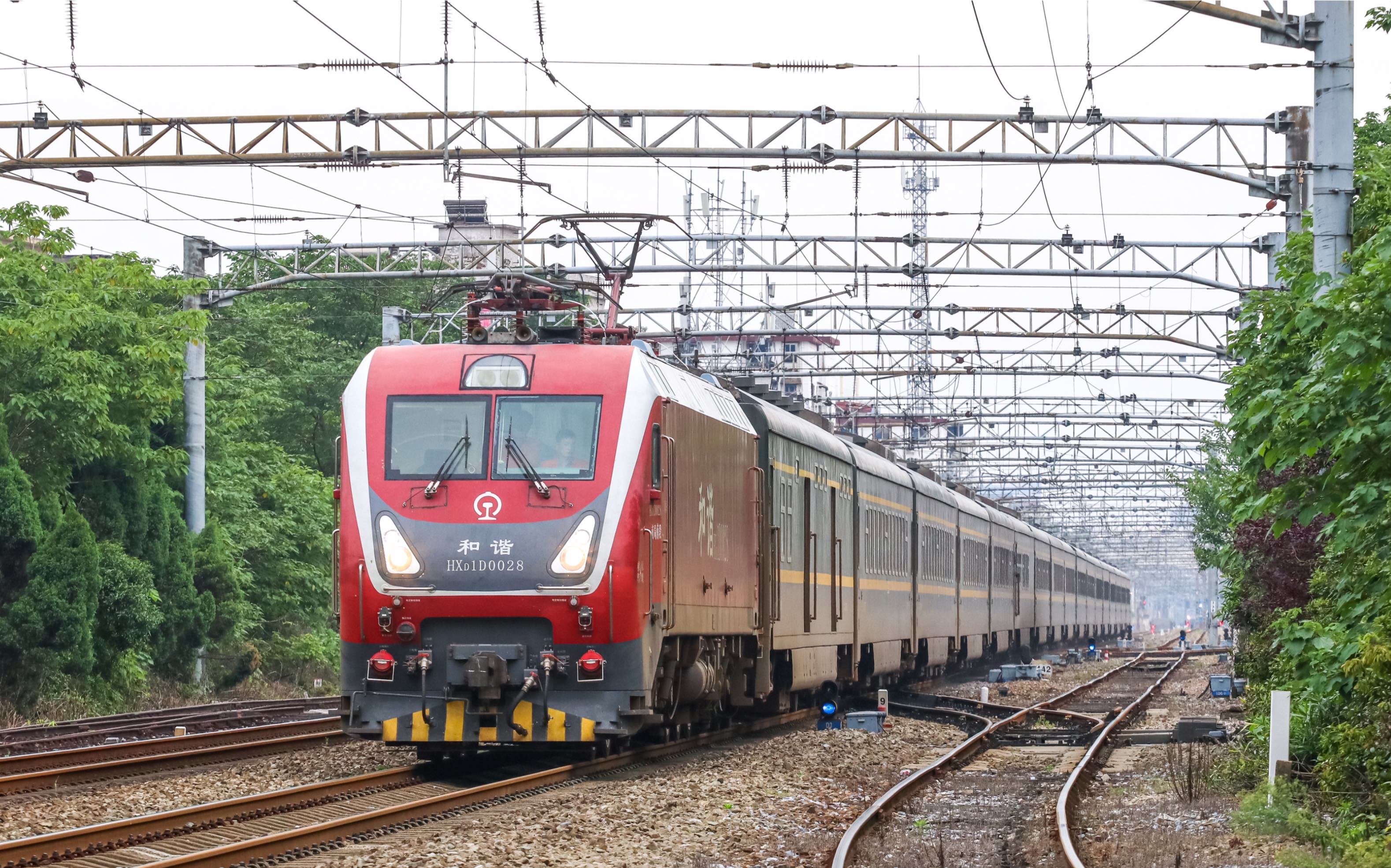 【昌九城际·京九线】电力客车z111次南昌二场2道通过,南昌站6道停车