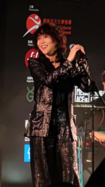 尖沙咀钟楼下,伴随着以梵高为灵感的沉浸式灯光秀,窦靖童出场演绎三首