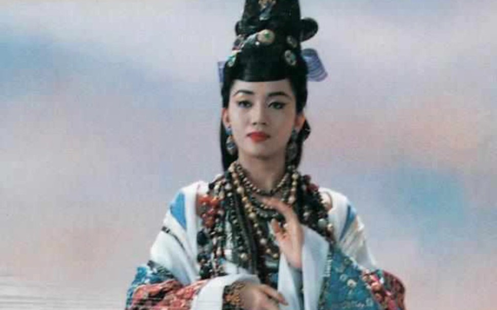 1993年邵氏出品的电影《济公》,梅艳芳客串了一次千手观音梅芳五彩