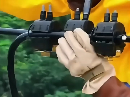 绝缘穿刺线夹,原来在高空中是这样的