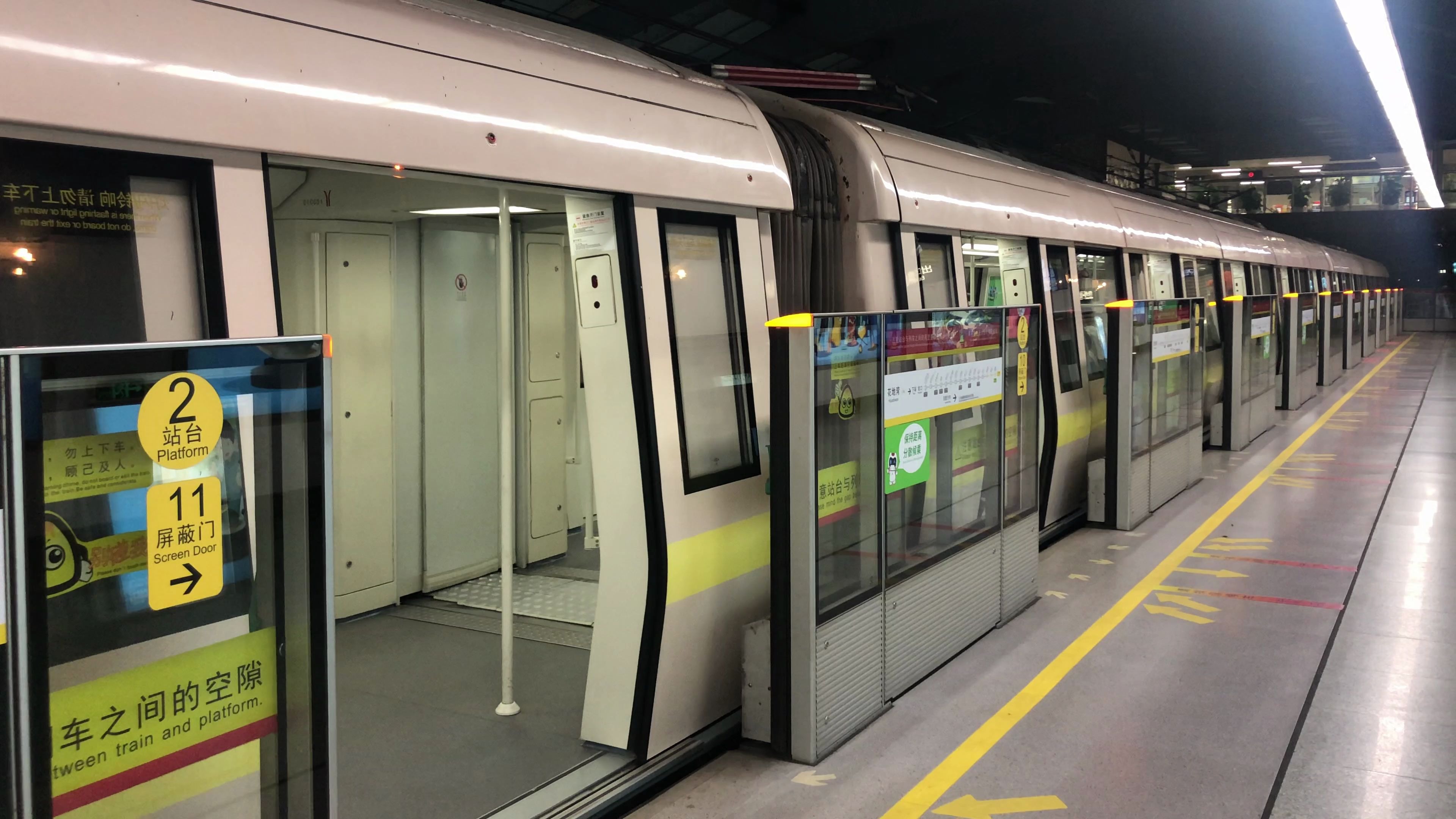 广州地铁a3型车进站 出站