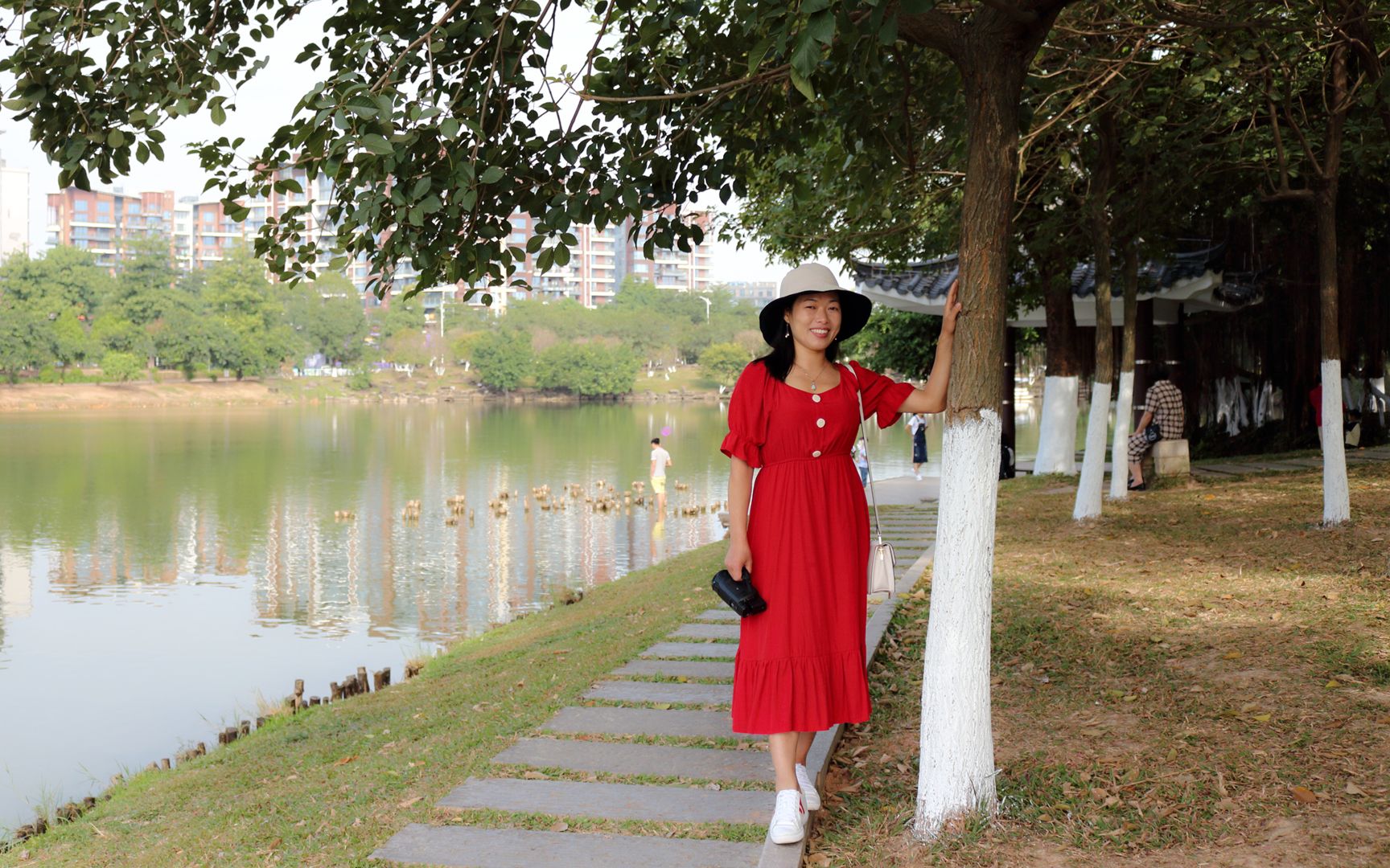 东莞松山湖之松湖烟雨,男女老少游玩的好地方,能够的里面钓鱼的人不