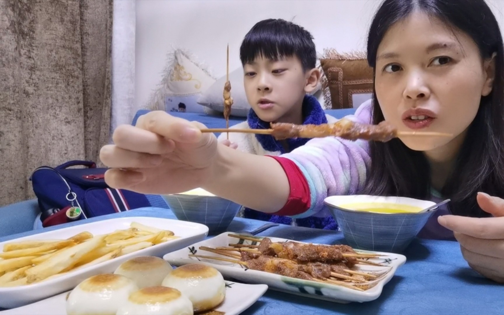 母子俩的悠闲时光,周末宅家里炸薯条,烤羊肉串,这日子未免太安逸了哔哩哔哩bilibili