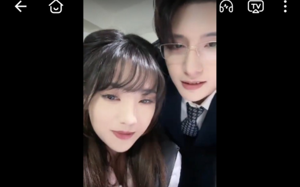 白昕怡0225直播-上万人围观情侣档拍戏,弹幕疯狂cue亲亲,笑死