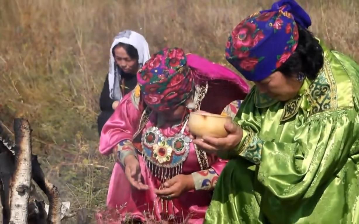 [图]【民俗文化】哈卡斯人在Ымай Тасхыл山上祭拜“乌麦女神”