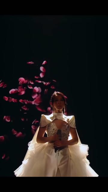 李玟穿白色婚纱,深情演唱#天若有情