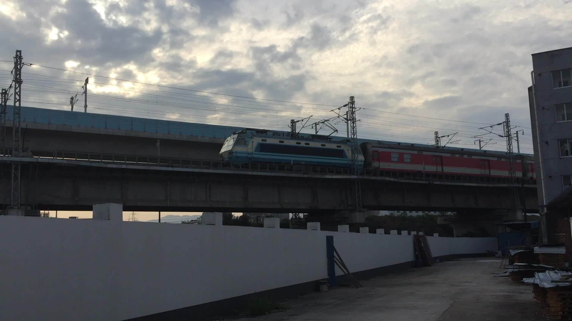 中国铁路k71次上海南重庆北沪昆线诸暨段大唐镇附近2015