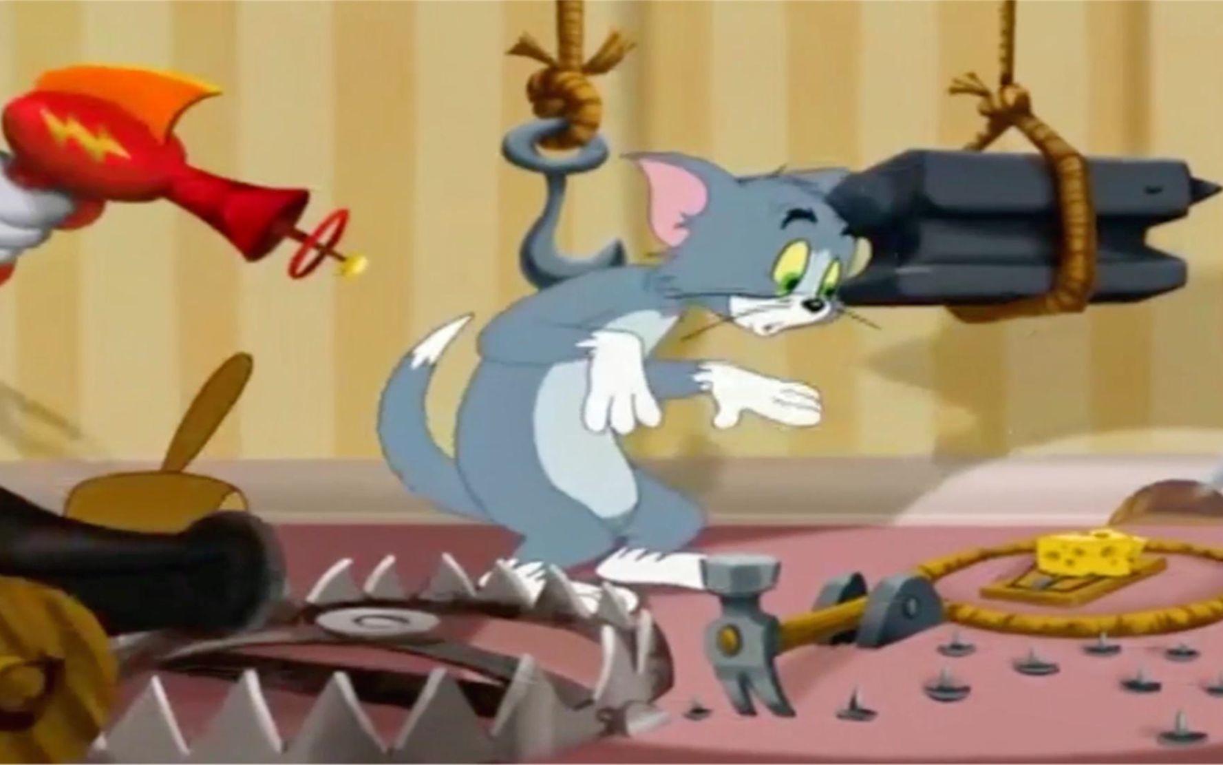 为了抓杰瑞,汤姆呕心沥血,在老鼠洞前设计机关