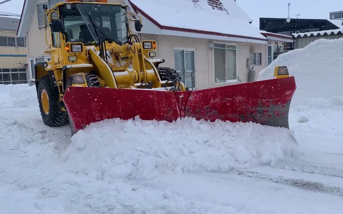 日本北海道名寄市出動多臺除雪車在街道排雪