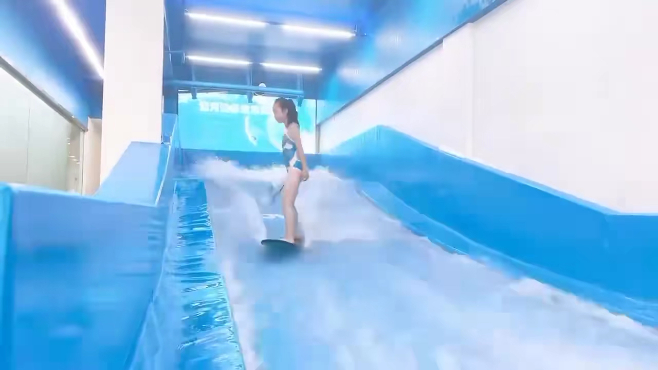 "嗨翻天!"小女孩在室内冲浪上玩耍