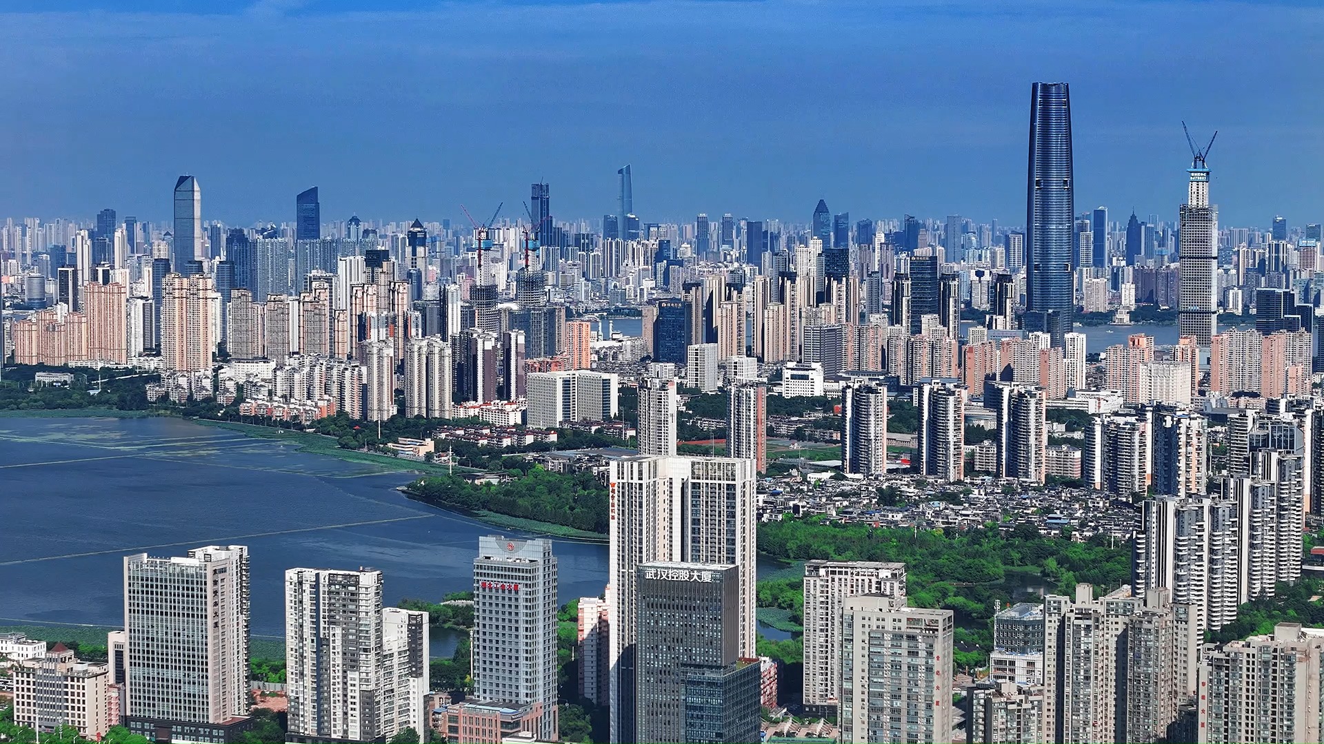 武汉航拍——东湖上空拍天际线