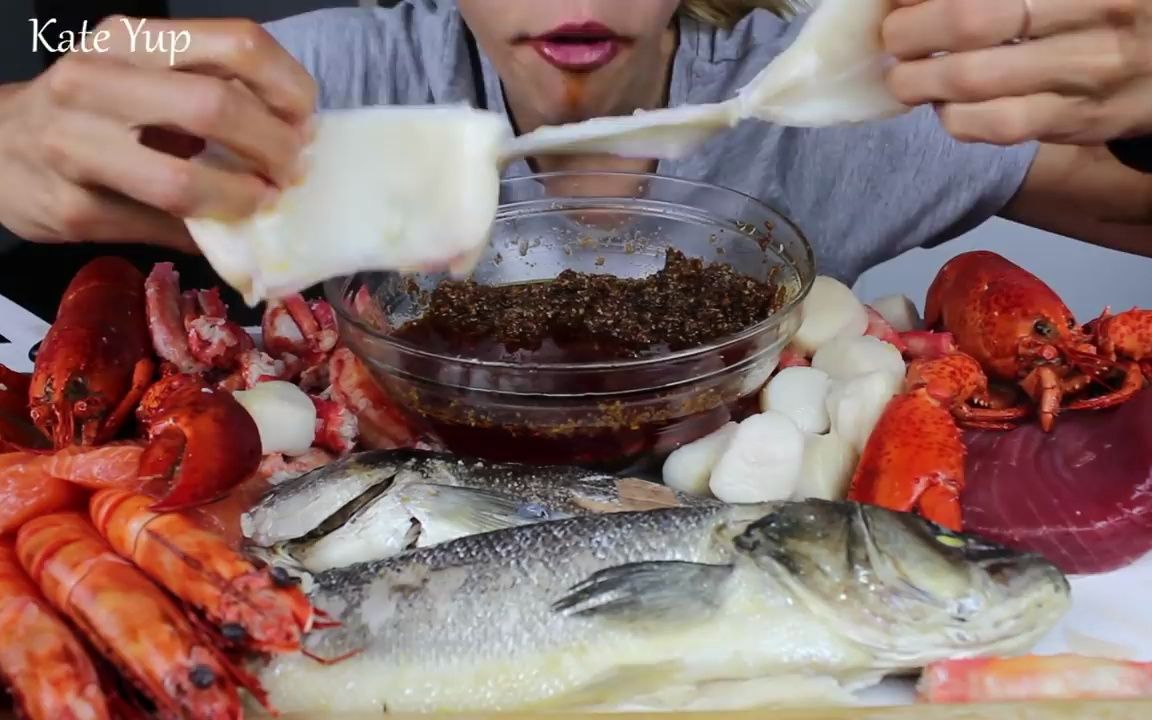 kate yup咀嚼音asmr 整个巨大的鱿鱼,龙虾蟹,鲑鱼&金枪鱼原,章鱼,贝