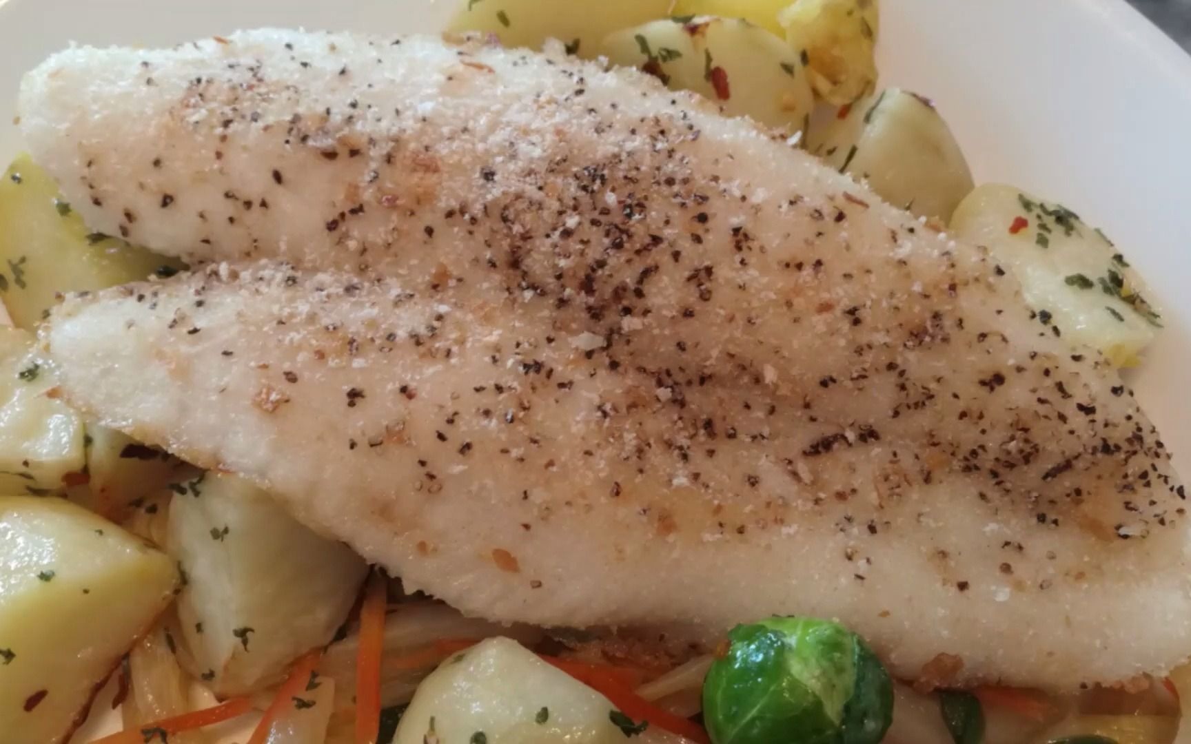 黑椒鱼柳 black pepper fish fillet 用黑胡椒腌制,烤箱制作,搭配土豆