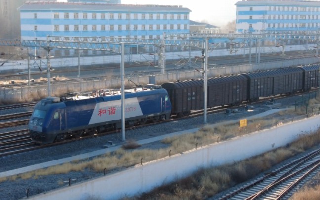 【端午加更】兰局迎段hxd3牵引崭新棚车大列通过银川站跨线桥!