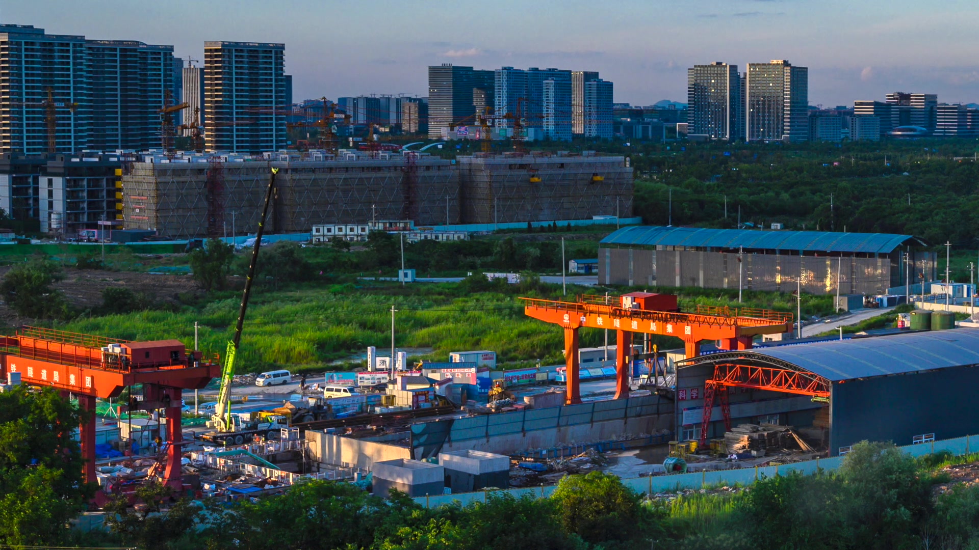 杭州地铁16号线绿汀路站铺轨施工中