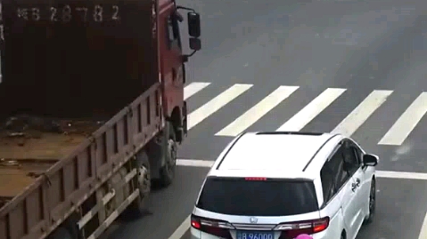 电动车变道撞小车,甚至还出手打人?哔哩哔哩bilibili