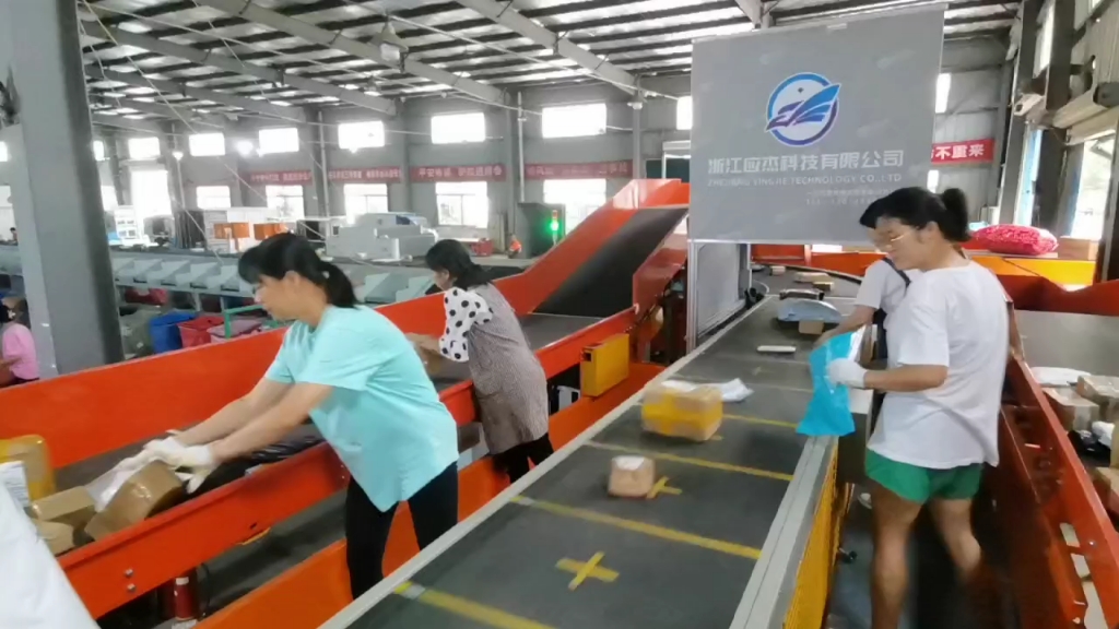 自动化分拣相对传统分拣的优势就在于对人员的要求不高，只要会摆件就可以操作！既省人工又能提高效率