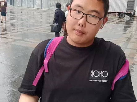 这是我们班的许晨炫他很爱抽烟