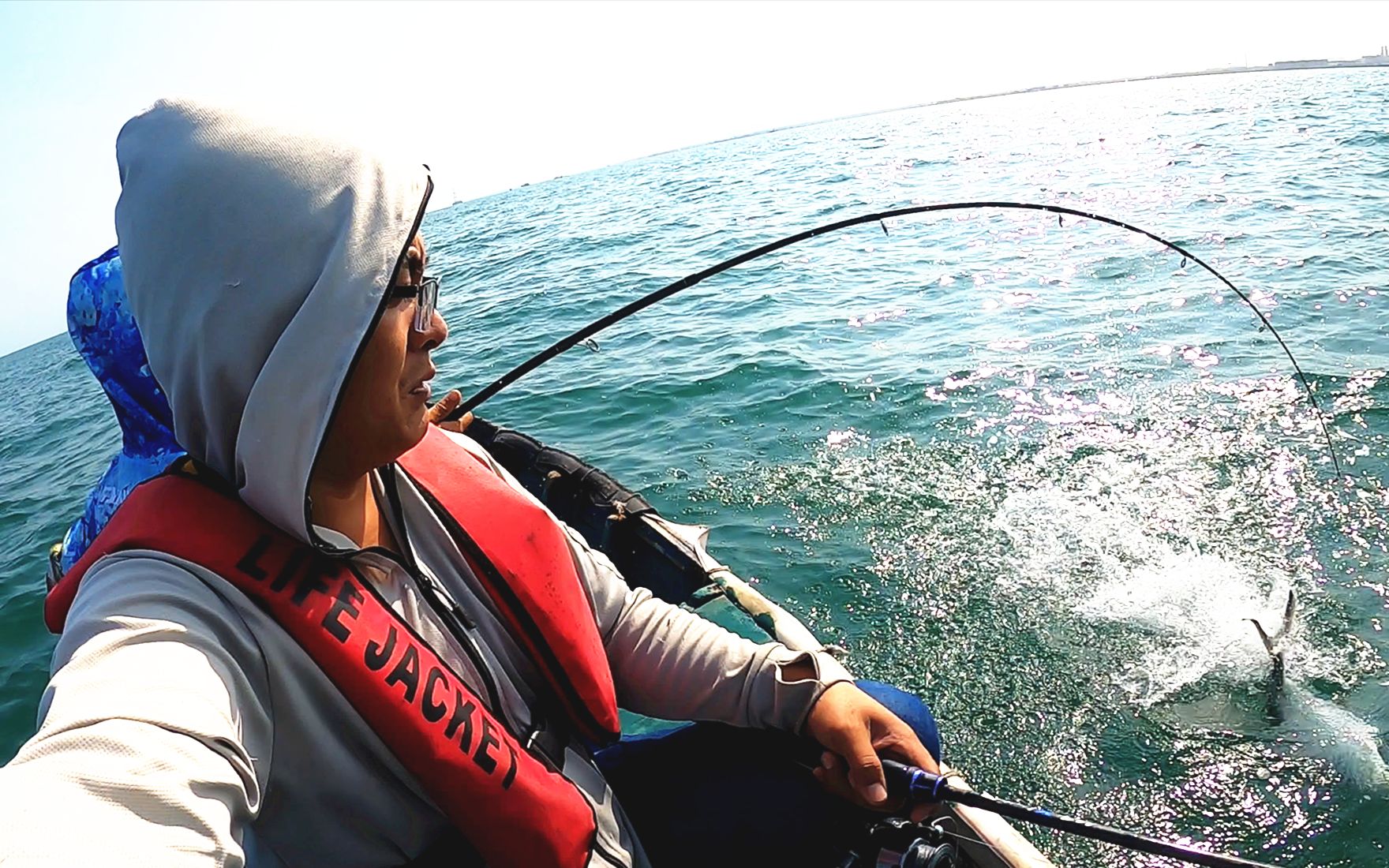 渔夫钓鱼遭受暴击打人就算了大爷还要打脸太可恶了