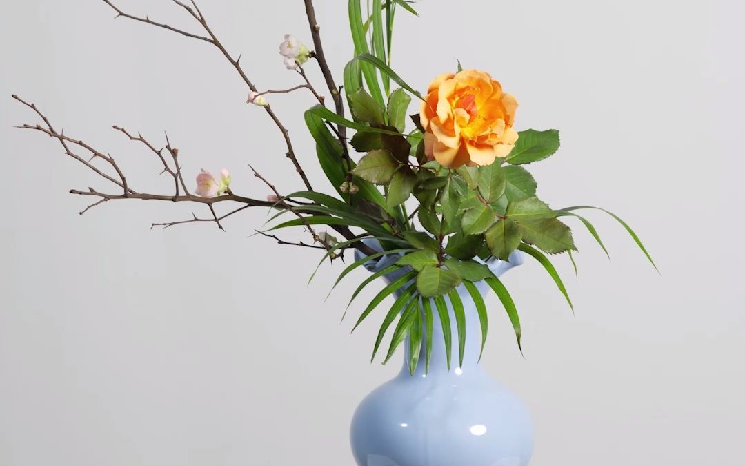 海棠配玫瑰瓶插花里的美学