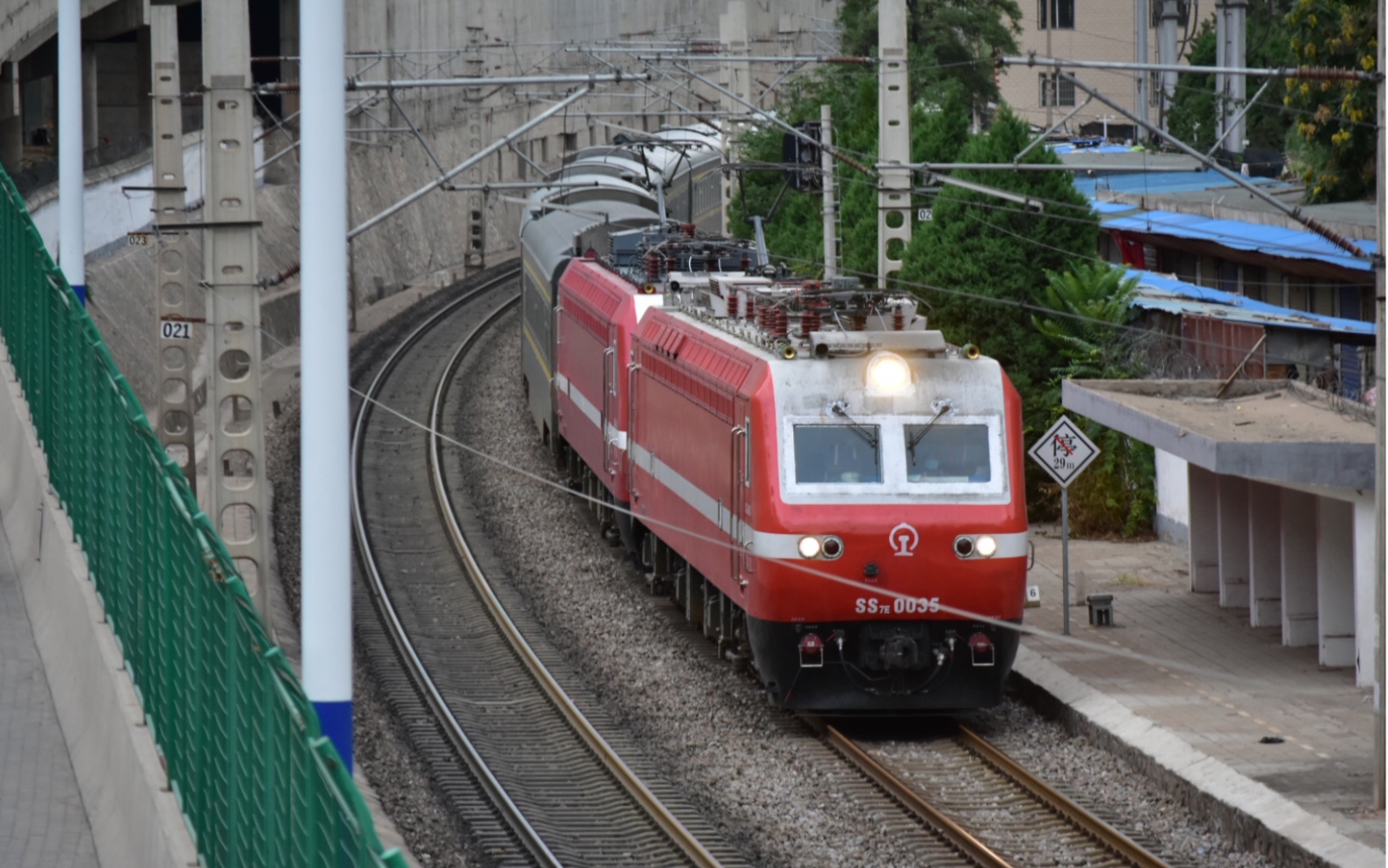 【铁路】双机ss7e牵引z312(西宁-呼和浩特)通过五泉山天桥