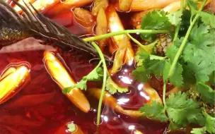 Скачать видео: 地摊鱼配方：豆腐800克、芹菜60克、洋葱45克、香菜30克、老姜30克、老料300克、花椒15克、泡椒65克