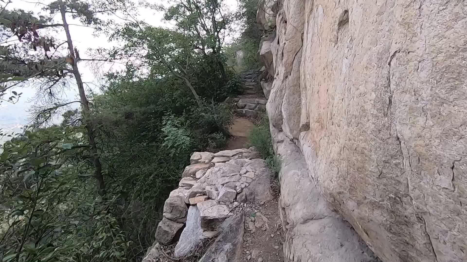 临朐嵩山是我爬过最难爬的山,比我之前爬过的泰山、华山都险峻,最后也没能爬到山顶哔哩哔哩bilibili