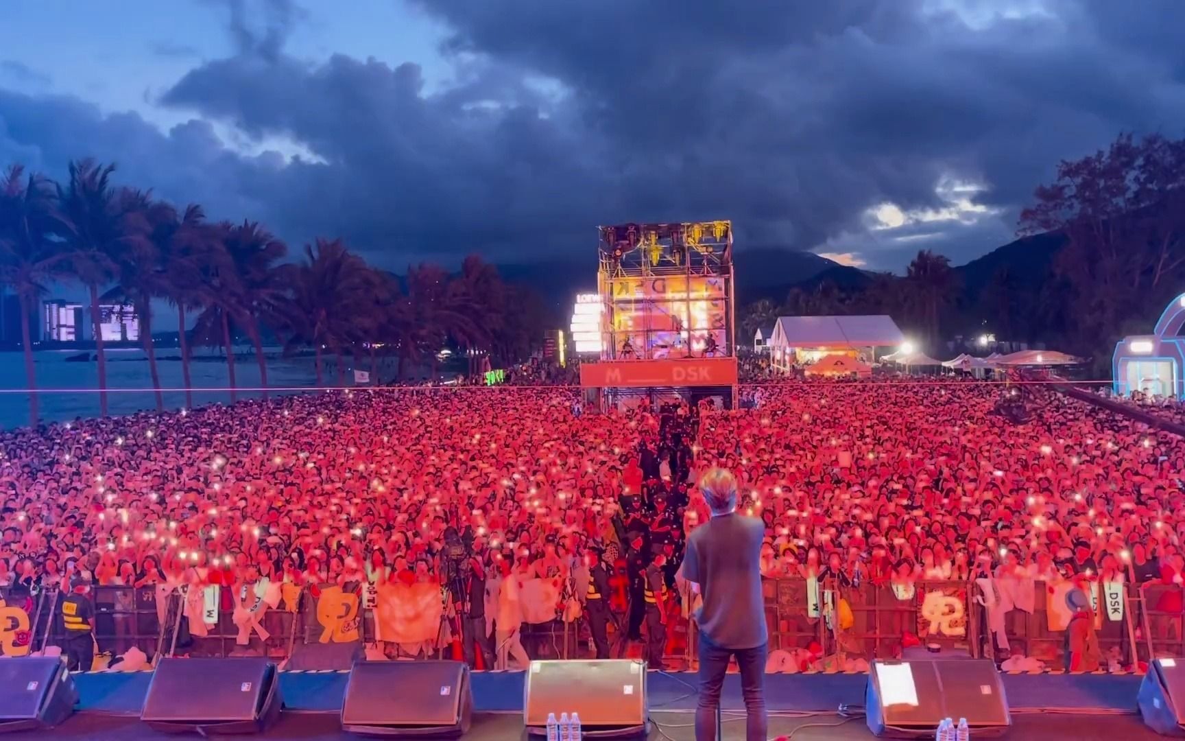 万人合唱满舒克音乐节慢热现场来了