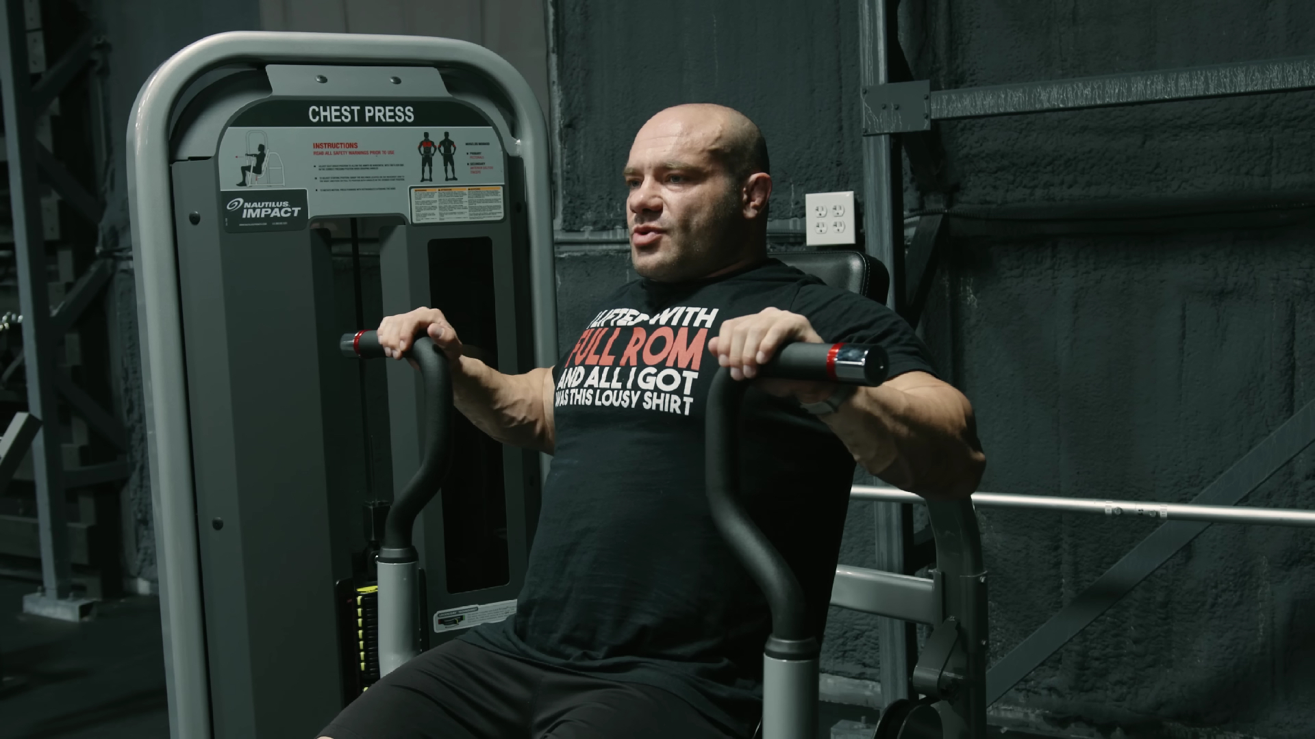 充分利用坐姿推胸器械