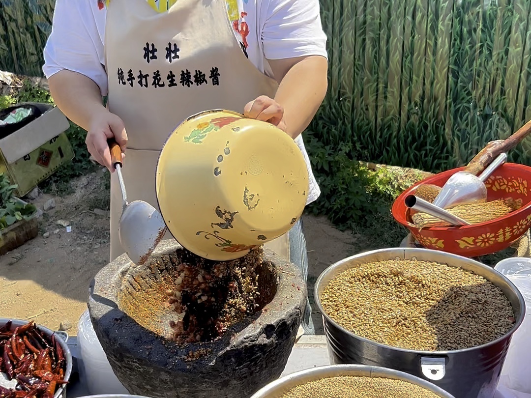 货真价实童叟无欺沂蒙山特色美食,花生辣椒酱,夹馍馍太香了!哔哩哔哩bilibili