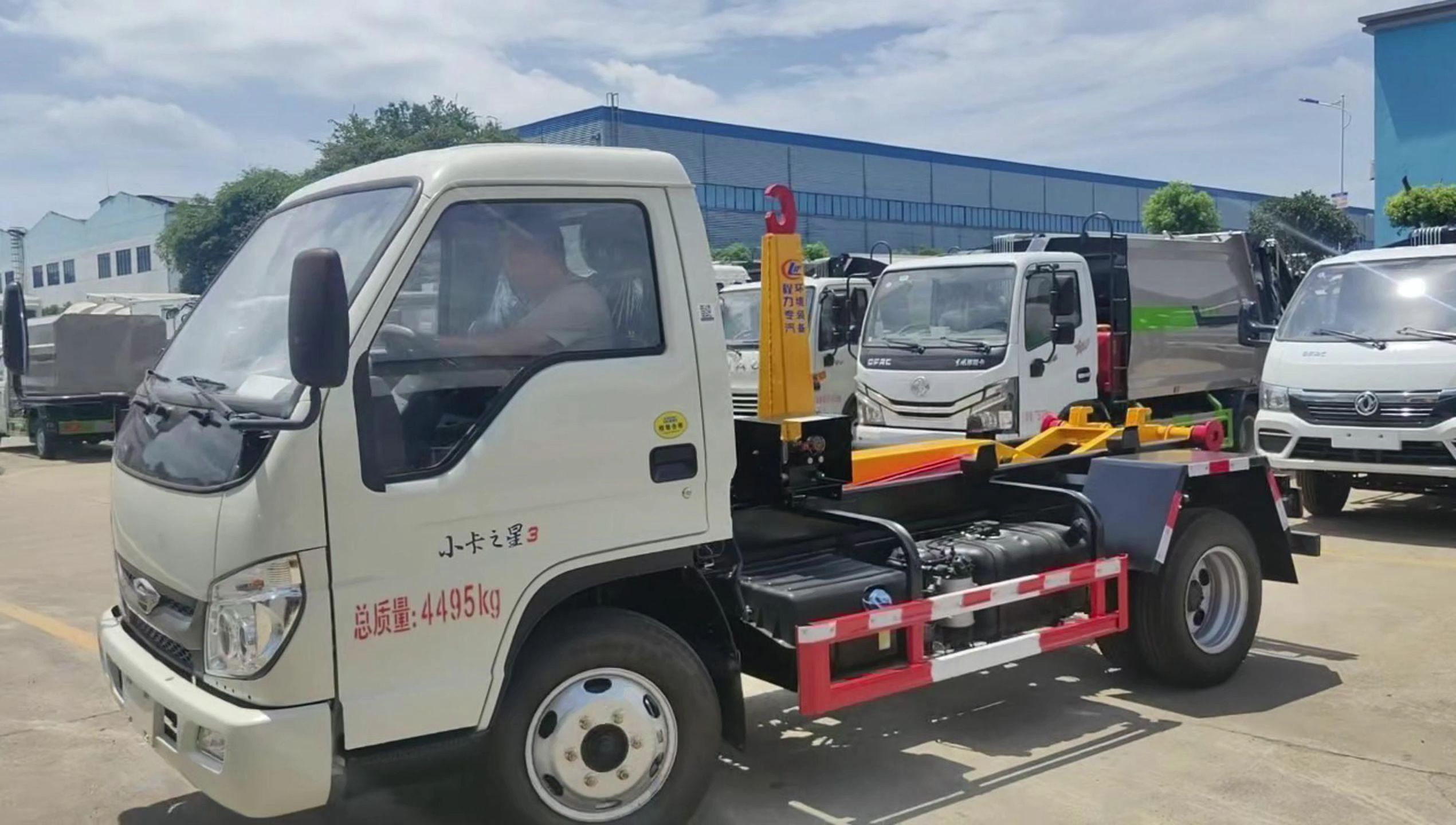 小型勾臂式垃圾清运车