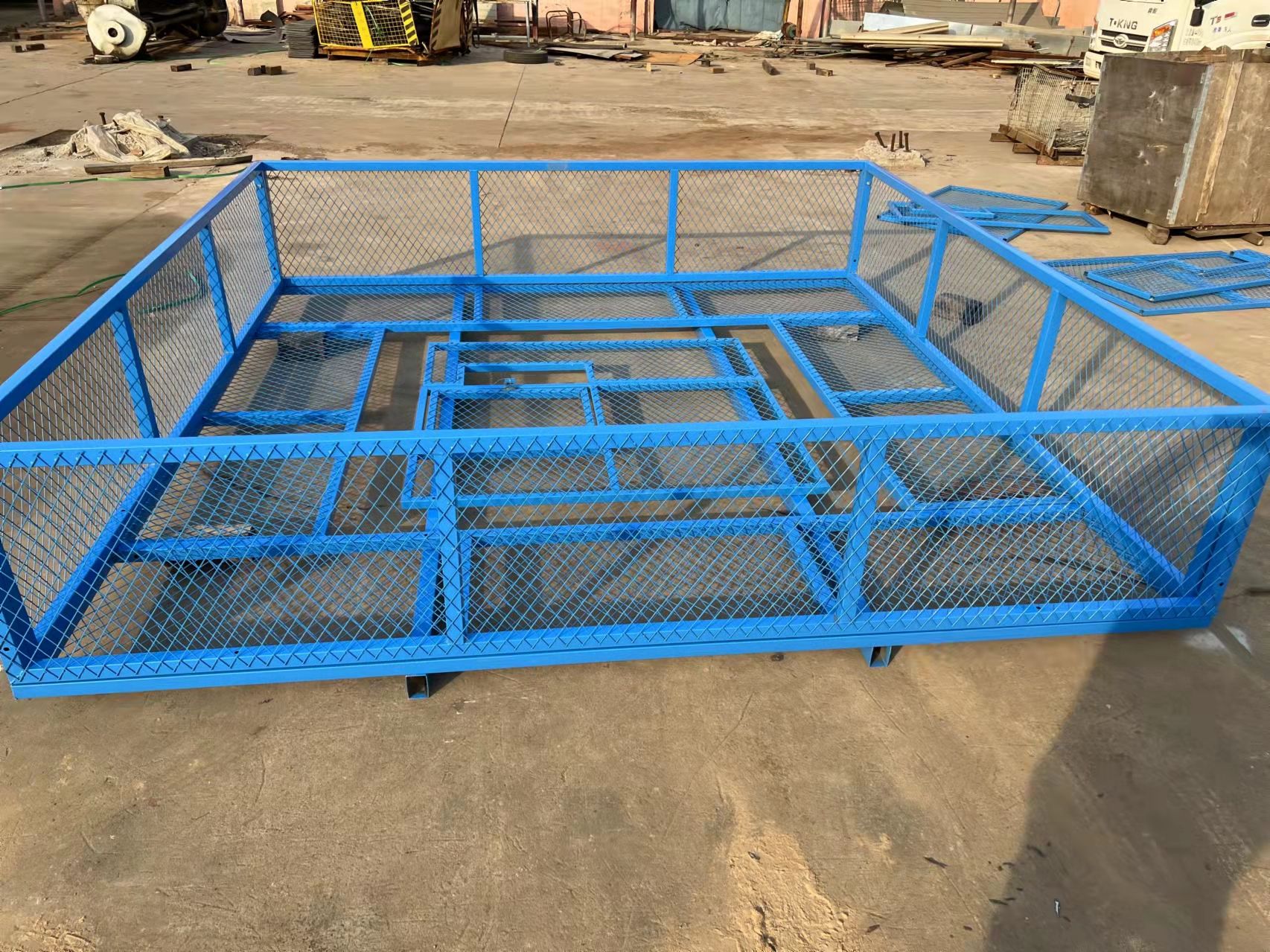 塔吊防攀爬装置a塔吊检修平台防坠落护栏塔吊防攀爬防护棚标语